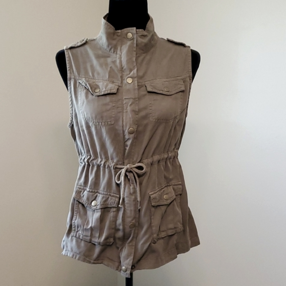 Monroe & Main Medium size sleeveless Olive green.